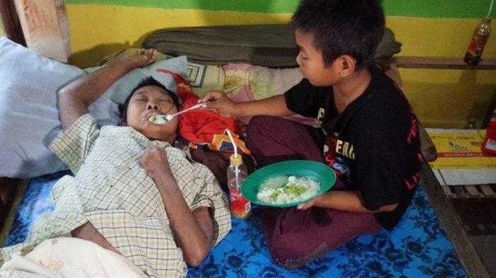 Viral Kisah Haru Bocah yang Rela Berjuang Demi Ibunya yang Stroke Viral Kisah Haru Bocah yang Rela Berjuang Demi Ibunya yang Stroke