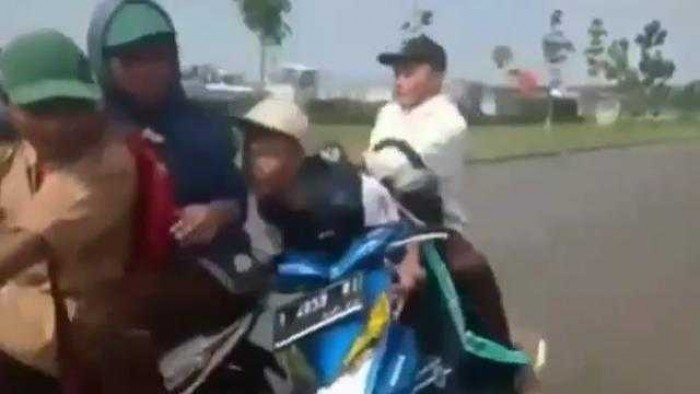 Viral Video Remaja Bawa Clurit Sambil Nyetir Motor Pakai Kaki, ini Kata Netizen