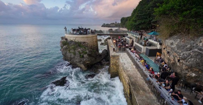 Referensi Rooftop Bar di 4 Kota Besar Indonesia Referensi Rooftop Bar di 4 Kota Besar Indonesia