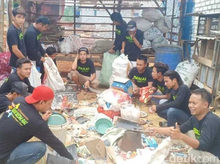 Patut Dicontoh, Pemuda di Lamongan ini Galang Sedekah Sampah Untuk Kaum Dhuafa