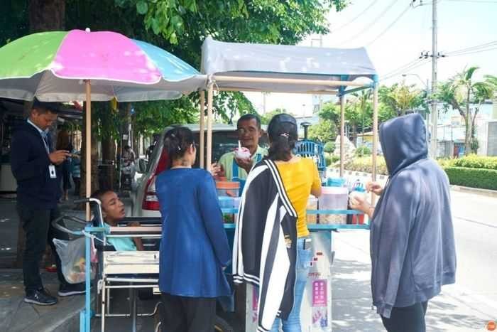 Ditinggal Istri Karena Anak Terlahir Cacat, Pria ini Rawat Anak Sambil Jualan Es Serut