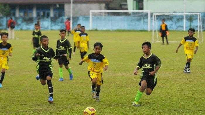 Teknik Dasar Bermain Sepak Bola Singkat & Lengkap
