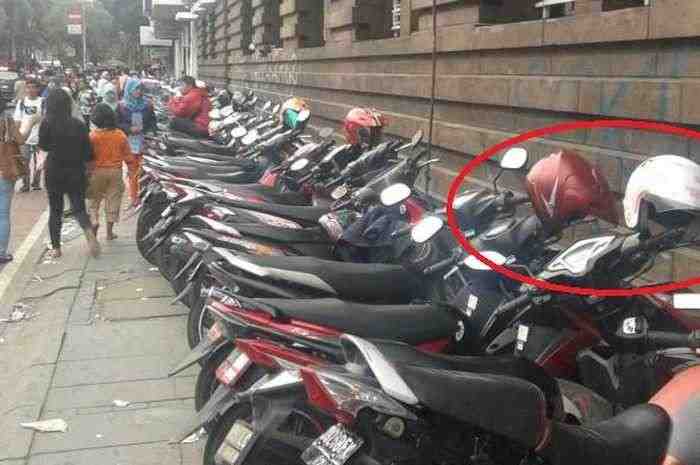 Awas, Jangan Simpan Helm di Spion Kalau Tak Mau Kejadian Seperti ini