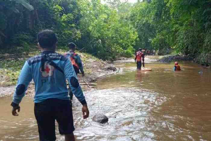 Sudah 5 Hari Belum di Temukan, Keluarga Balita yang Hanyut Bakar Dupa