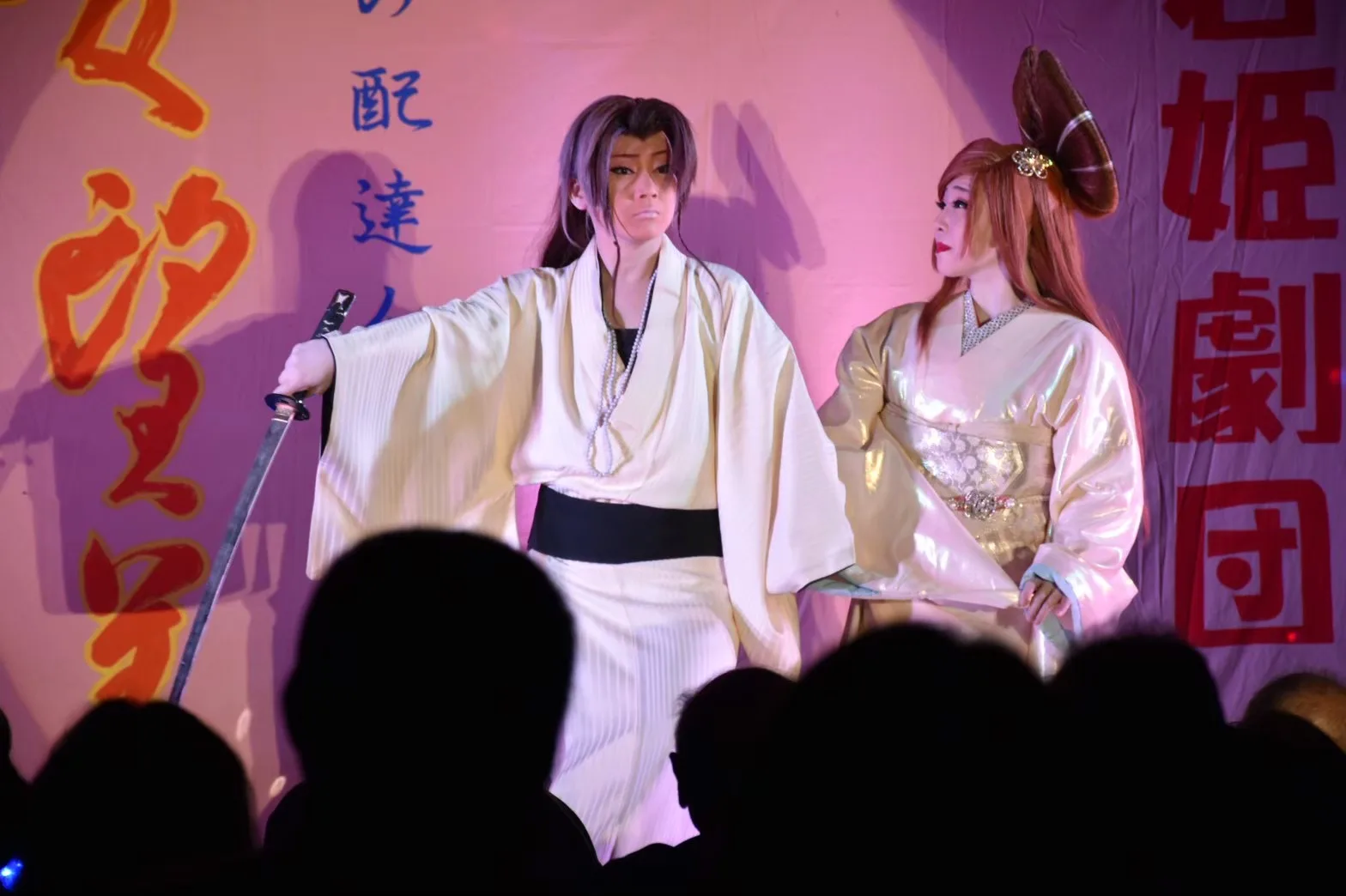 若姫劇団の看板の前で