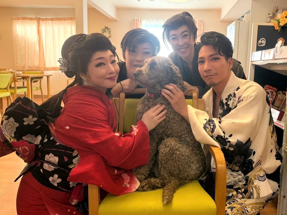 慰問先で、犬を抱いて