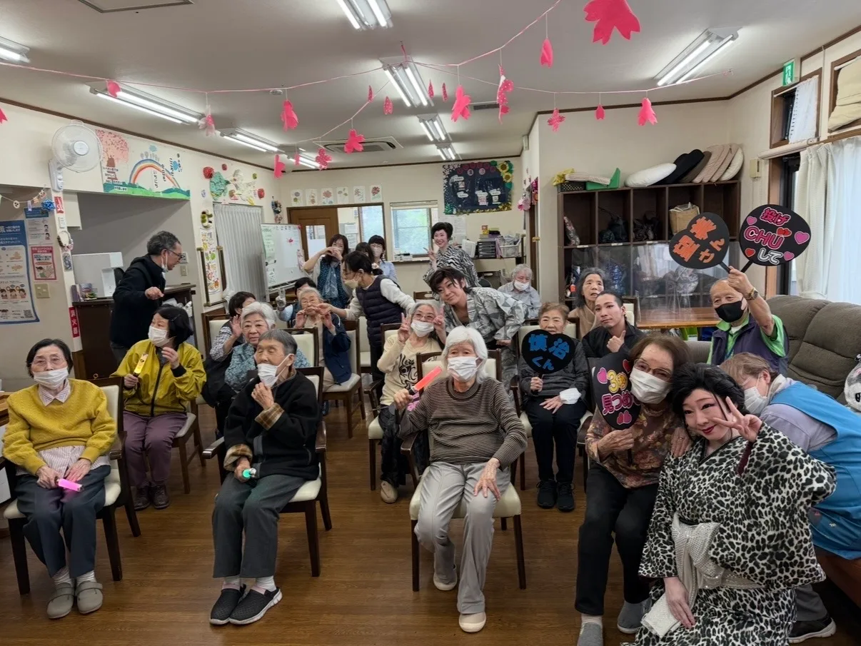 慰問公演、施設の広間で