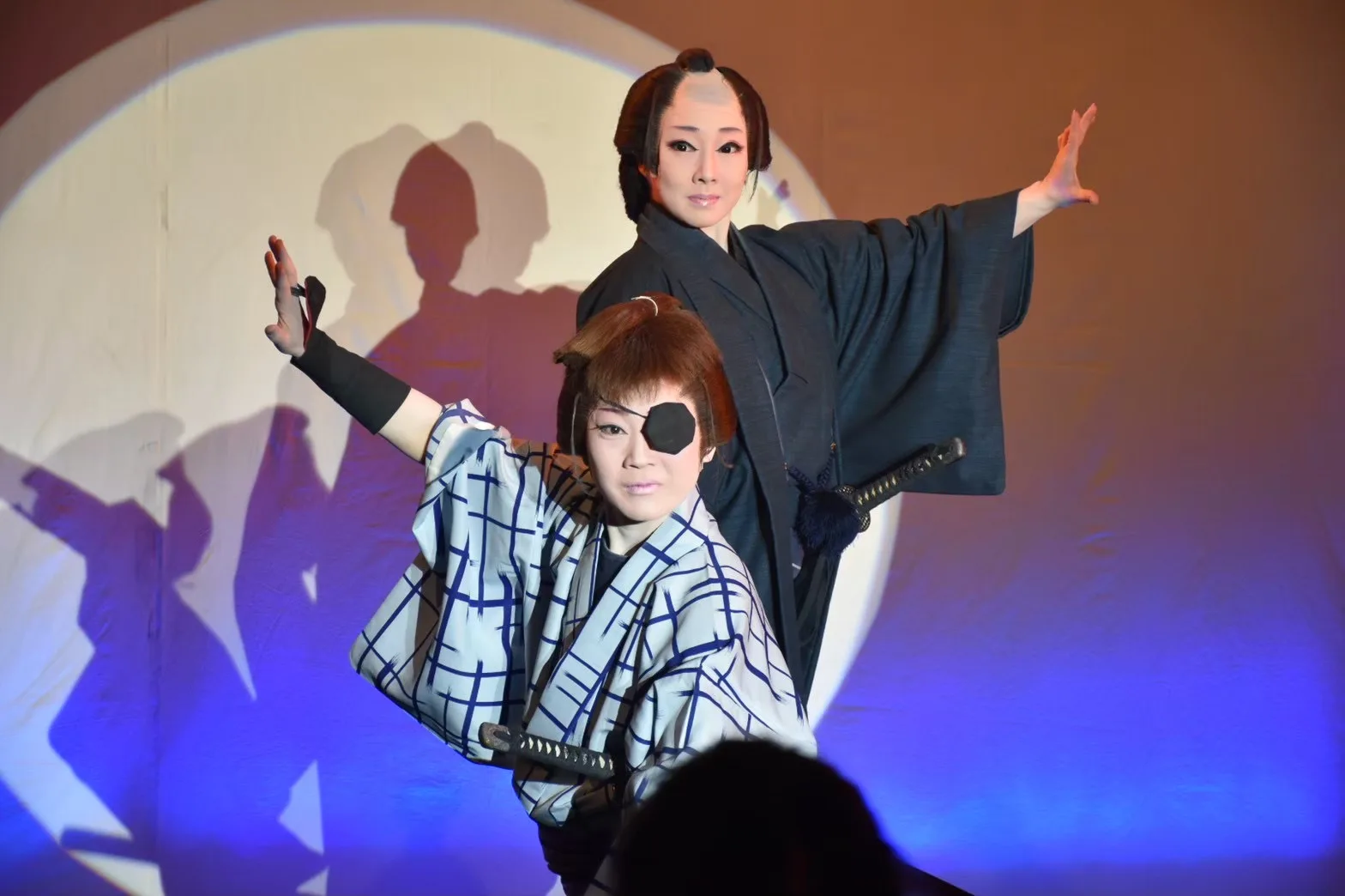 眼帯の役、黒い羽織で