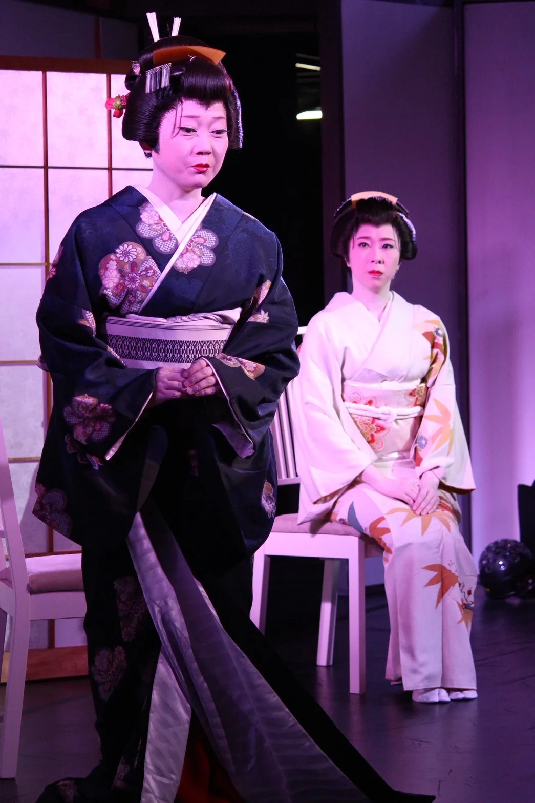 白い椅子の置かれた舞台で