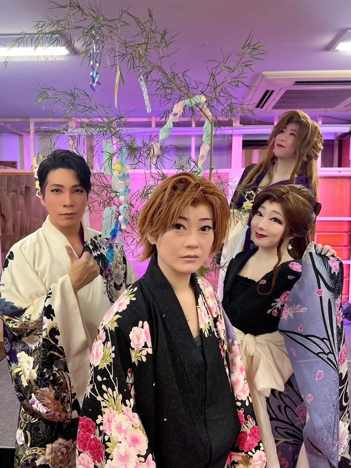 ファンミーティング、花に囲まれて