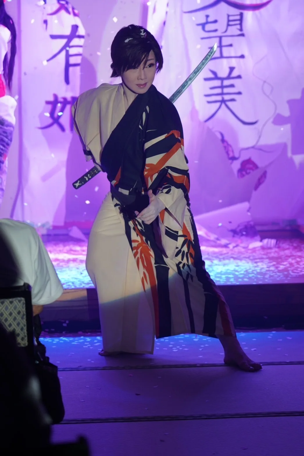 座長 愛望美、刀を手に