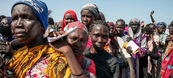 Civilians-in-queue-for-aid-south-sudan