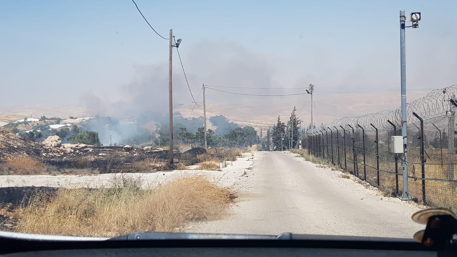 שלושה צוותי כיבוי בסיוע מיכלית פועלים בשריפת קוצים בבסיס ...