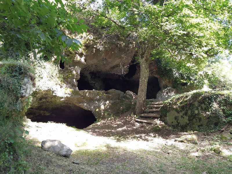 Habitat troglodyte de Couteaux