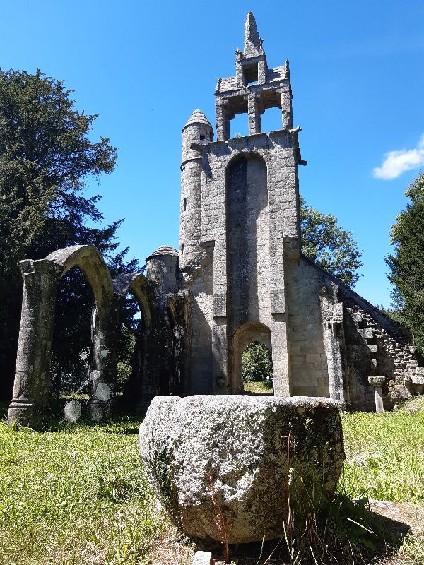 Ruines de l'eglise Notre-dame de Botmel