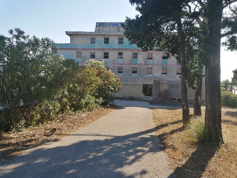 Abandoned Ermione Hotel — photo 2
