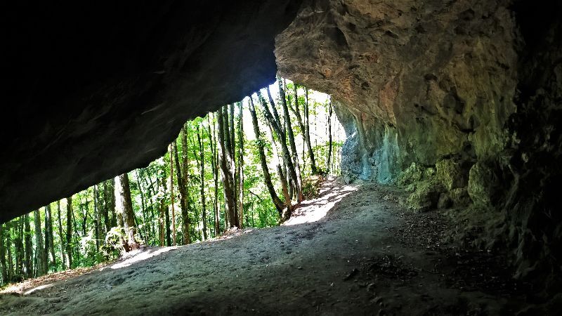 Grotte au dessus de Quintal