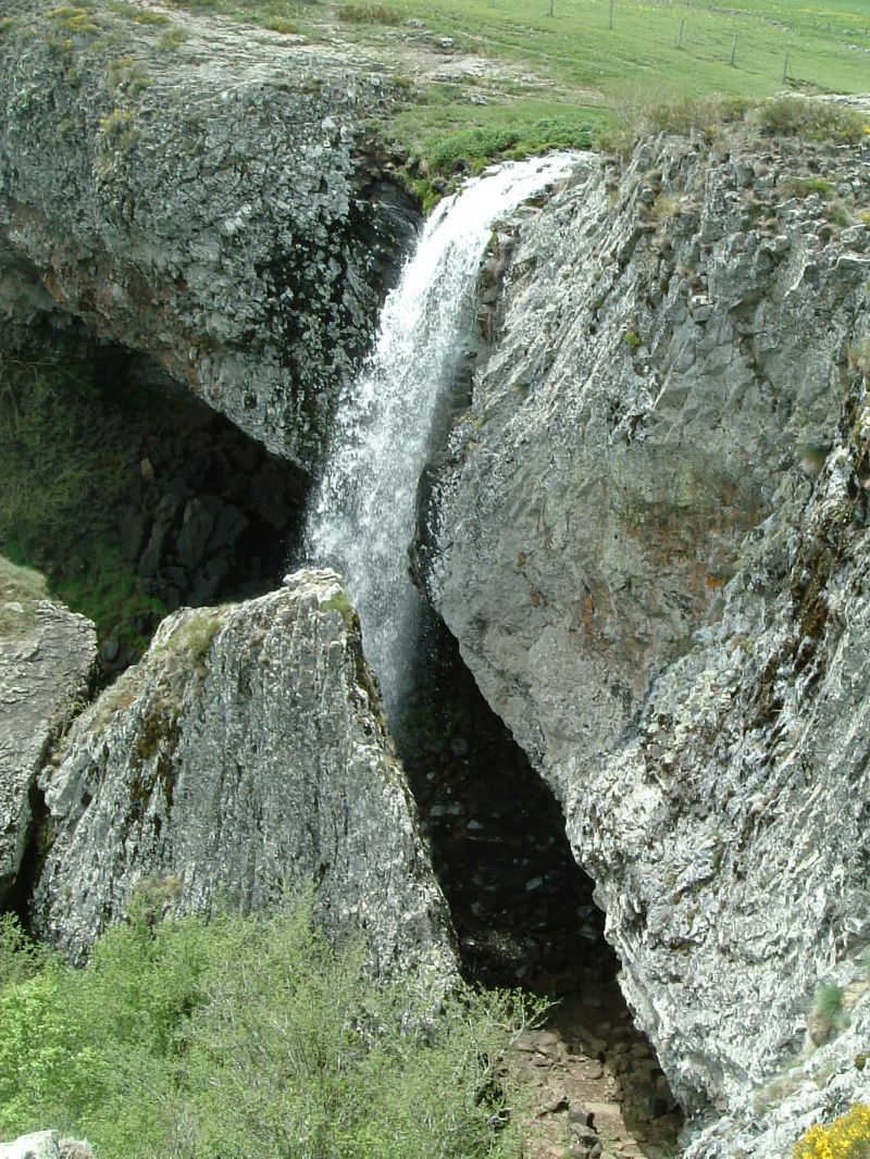 Cascade et grotte du Déroc