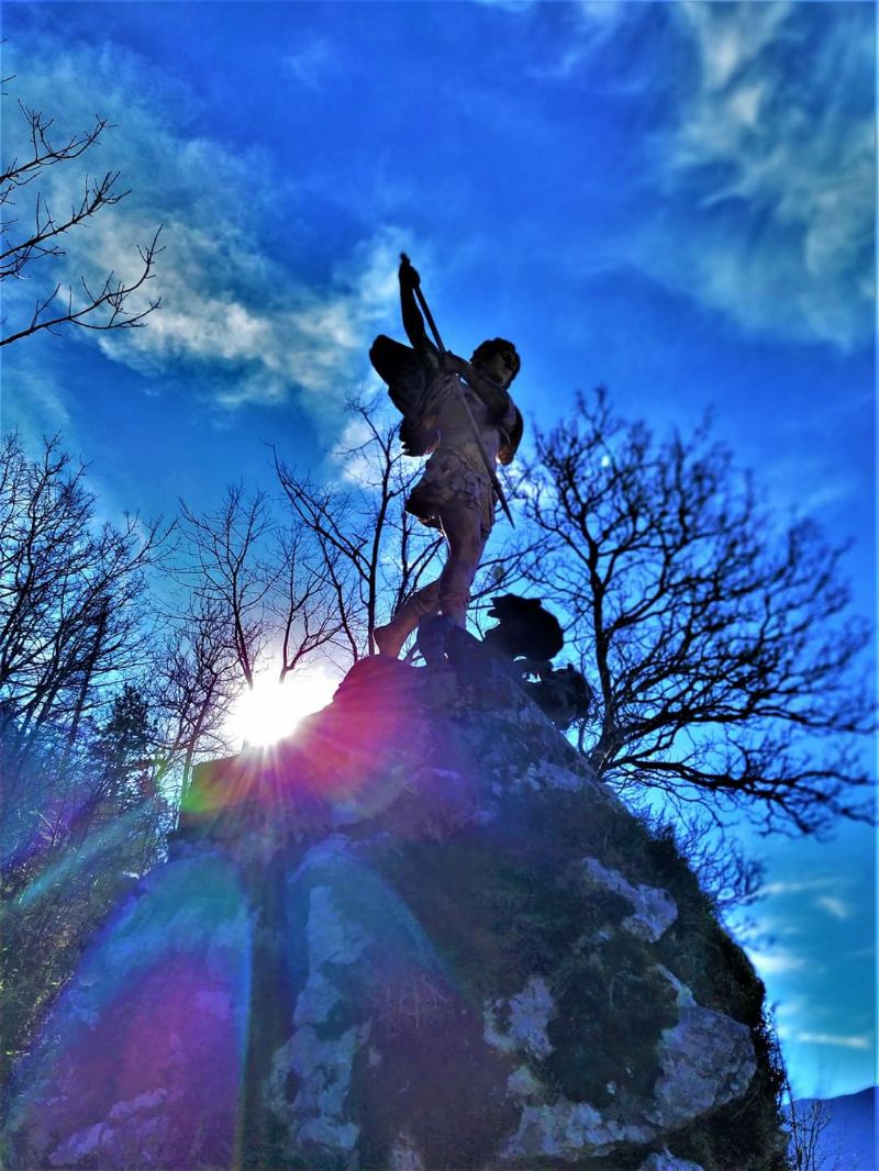Statue de St Michel terrassant le dragon??