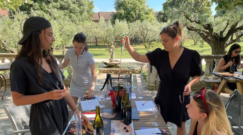 Atelier assemblage de vin au Château des Coccinelles (30)