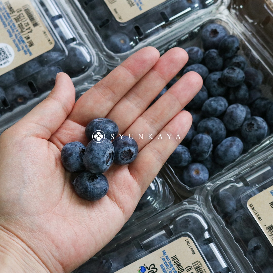 Blueberries are one of the few naturally blue foods in the world and are recognized as a “Super Vitamin of the 21st Century.” They are rich in anthocyanins, resveratrol, ellagic acid, and other powerful antioxidants. Small in size but big in nutritional value.  Sourced from Peru—South America’s culinary paradise—these blueberries are known for their large size, firm texture, bright natural bloom, and juicy flavor with a well-balanced sweet-tart profile. Perfect for snacking, pairing with yogurt, salads, desserts, or blending into smoothies.