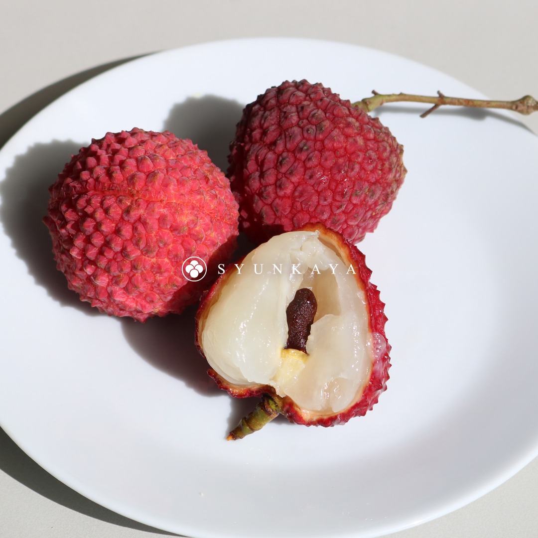 Taiwan lychee, Tainong lychee, branch-on lychee, summer fruit, lychee gift box, juicy lychee, tropical fruit Taiwan, premium fruit