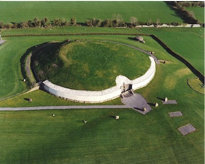 Ionad Cuairteoirí Brú na Bóinne (Brú na Bóinne Visitor Centre)