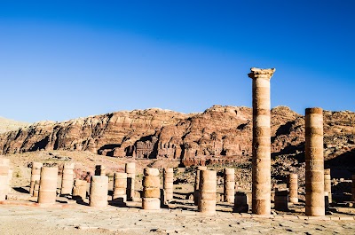 الشارع المبلط بالأعمدة (Colonnaded Street)