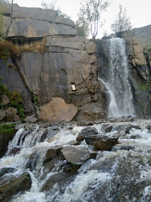 آبشار گنجنامه (Ganjnameh Waterfall)