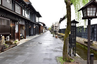 白壁土蔵群 (Shirakabe Dozo Street)