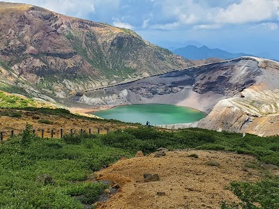 お釜 (Okama Crater Lake)