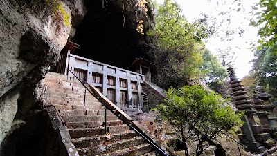 霊巌洞 (Reigando Cave)