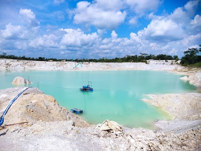 Danau Kaolin (Kaolin Lake)