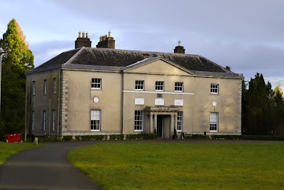 Teach Avondale agus Páirc na Coillte (Avondale House and Forest Park)