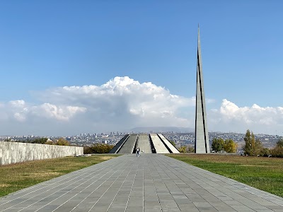 Ծիծեռնակաբերդ (Armenian Genocide Memorial in Tsitsernakaberd)