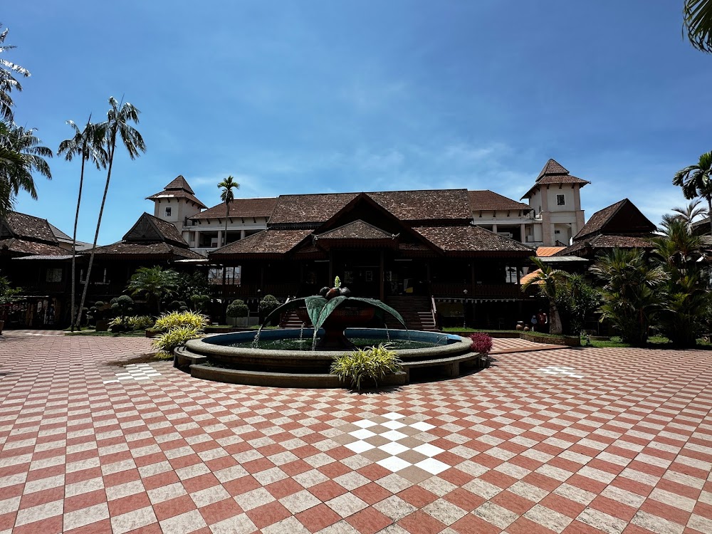 Kampung Kraftangan dan Muzium Kraftangan (Handicraft Village and Craft Museum)