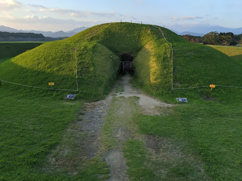 西都原古墳群 (Saitobaru Burial Mounds)