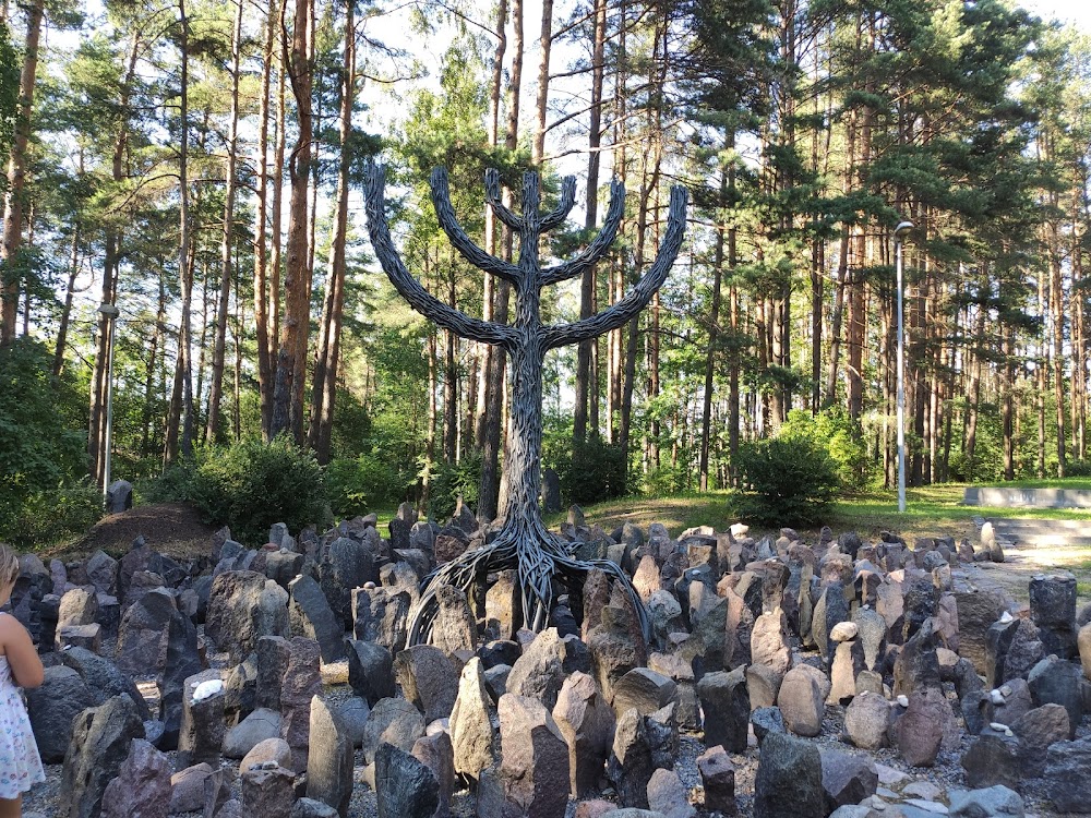 Pinki Holokausta piemineklis (Pinki Holocaust Memorial)