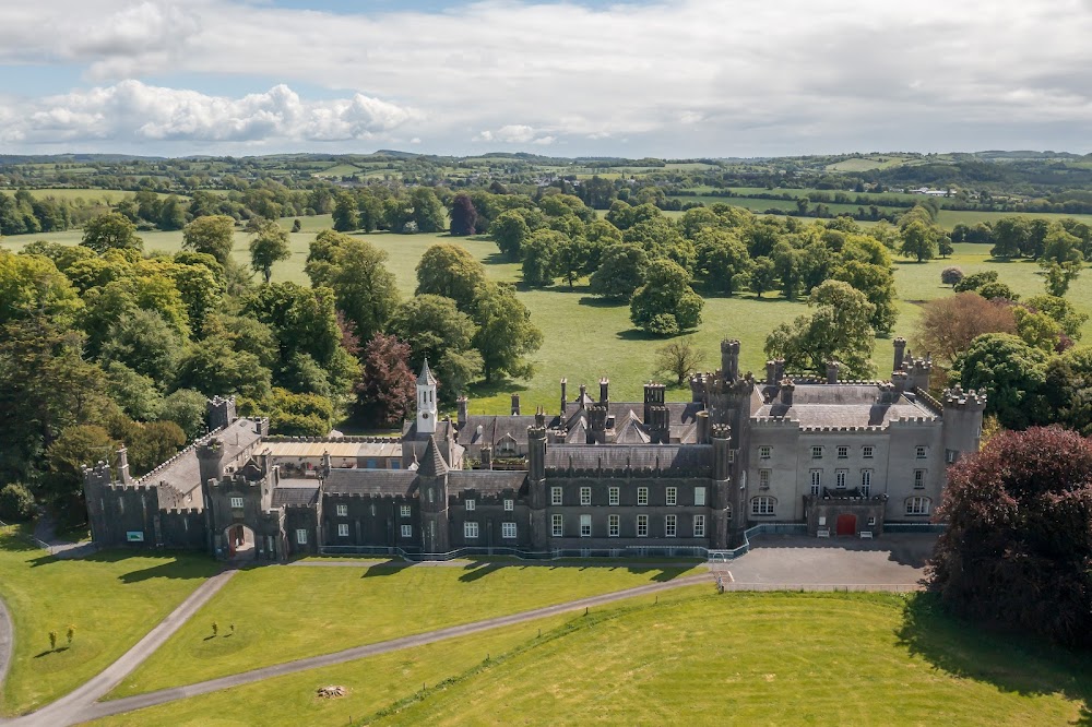 Caisleán Tulaigh an Iolair agus Gairdíní (Tullynally Castle and Gardens)