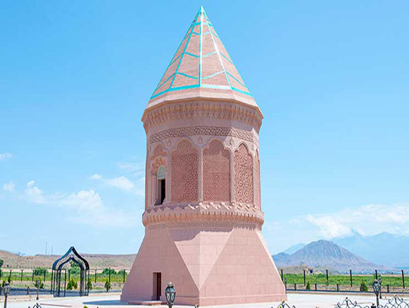 Gülüstan Türbəsi (Gulustan Tomb)