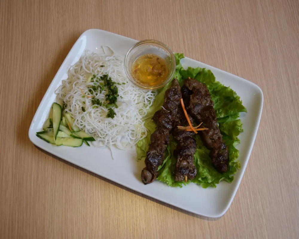 V9. Brochettes de boeuf citronnelle + vermicelle de riz