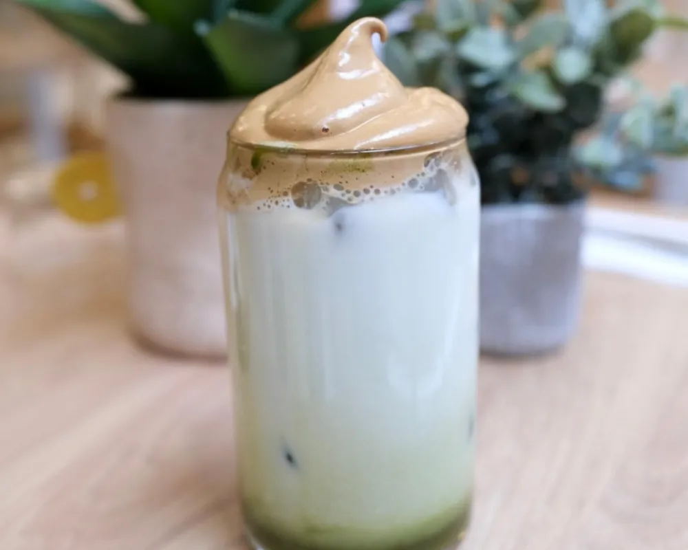 Dalgona Matcha latte