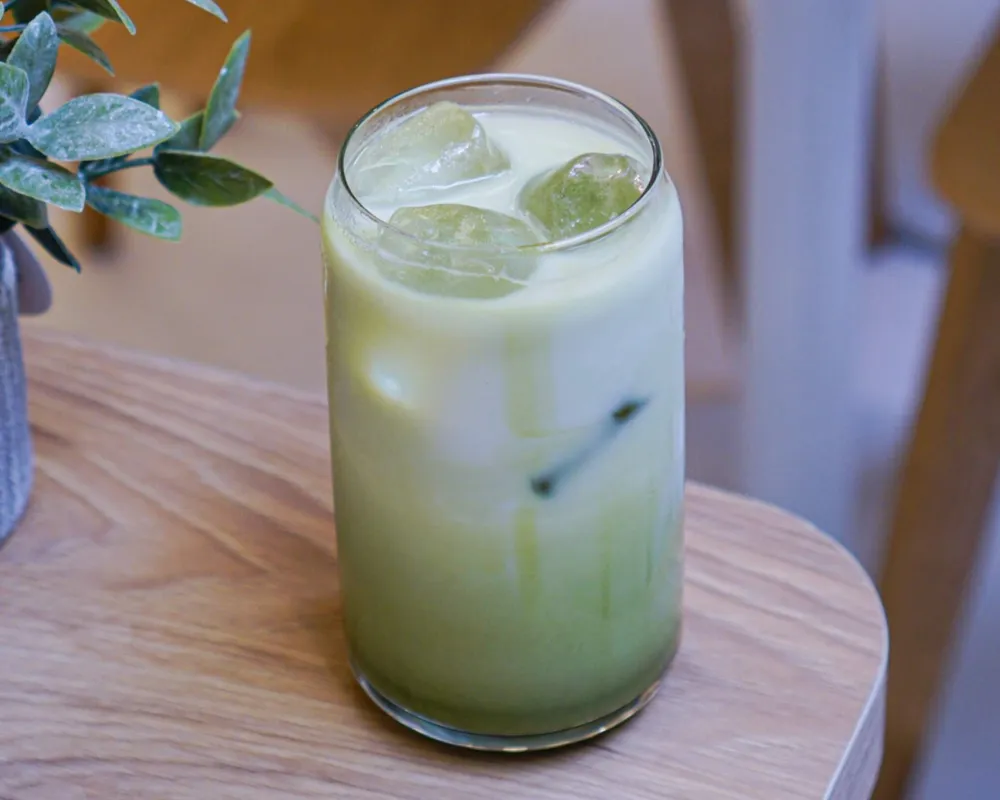 Iced matcha latte (sucree)