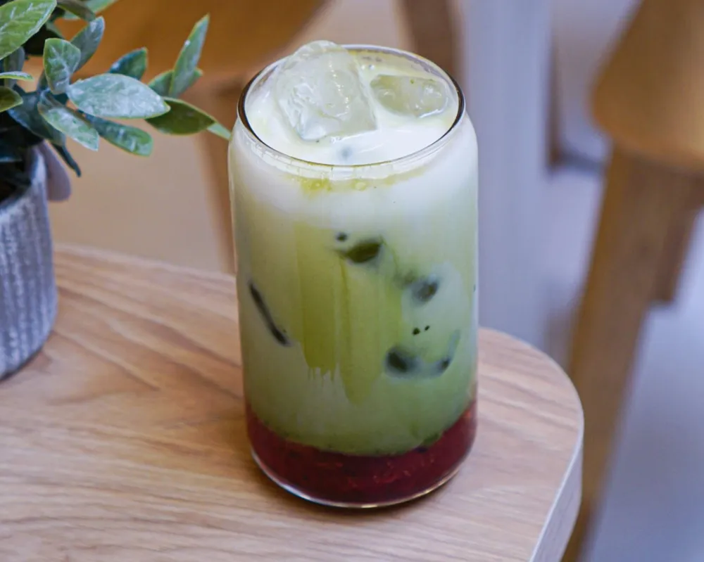 Iced Matcha Fraise latte