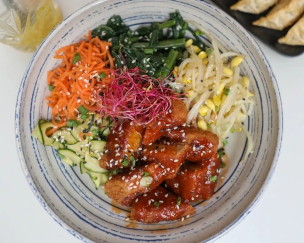 Bibimbap vegan : poulet vegetal (sans oeuf)