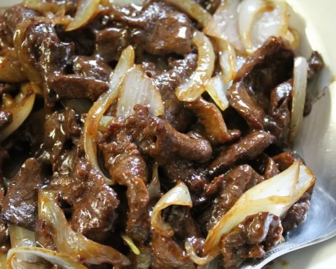 BŒUF AUX OIGNONS