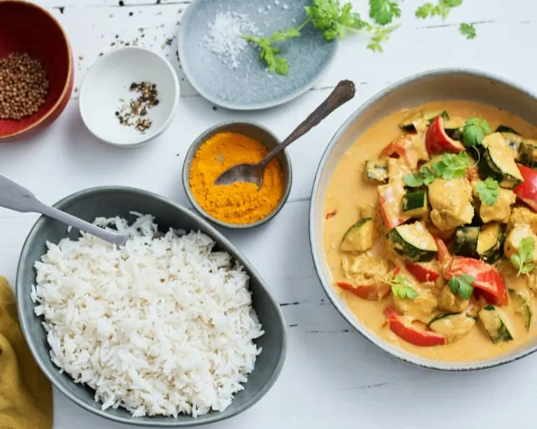 poulet au curry vert au lait de coco servi avec riz nature