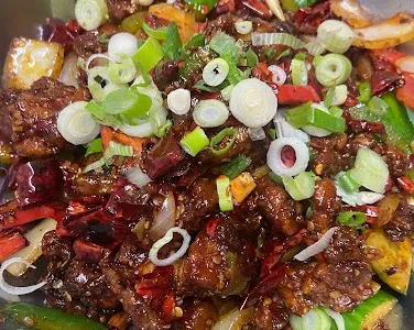 Poulet sauté sauce piquant dans le wok