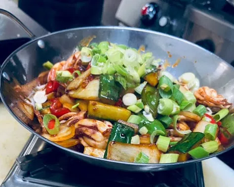 Calamars sauté sauce piquant dans le wok