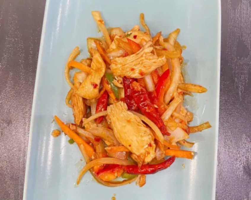 L34 Poulet sauté à la sauce piquante